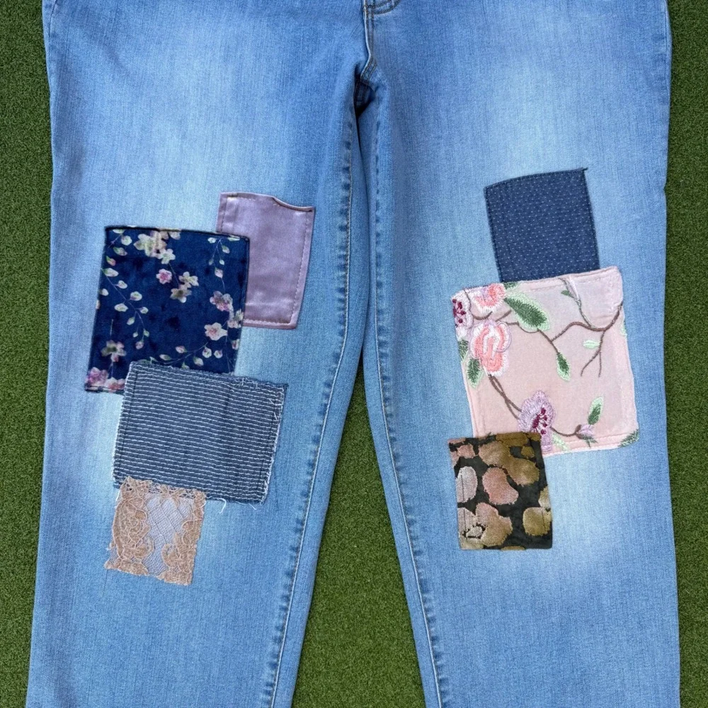 LOGO Lori Goldstein Patchwork Boyfriend Jeans Light Wash Embroidered Size 16 - Picture 2 of 7